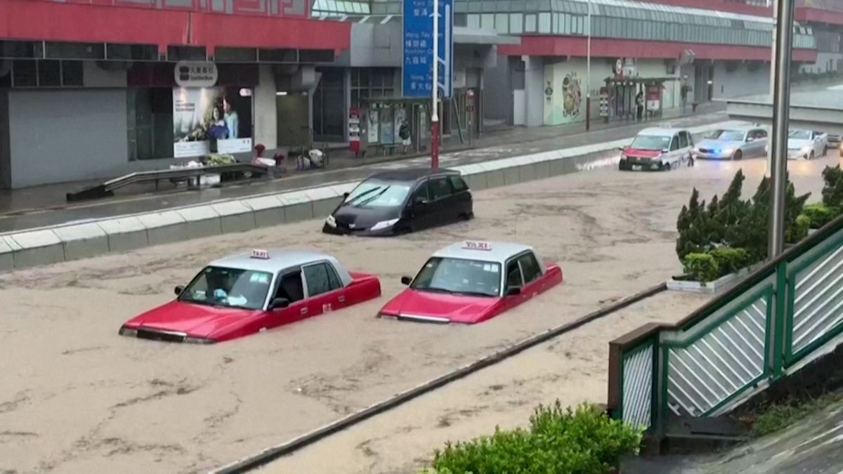Za hodinu 158 milimetrů srážek. Hongkong zažívá nejhorší povodně za 140 let